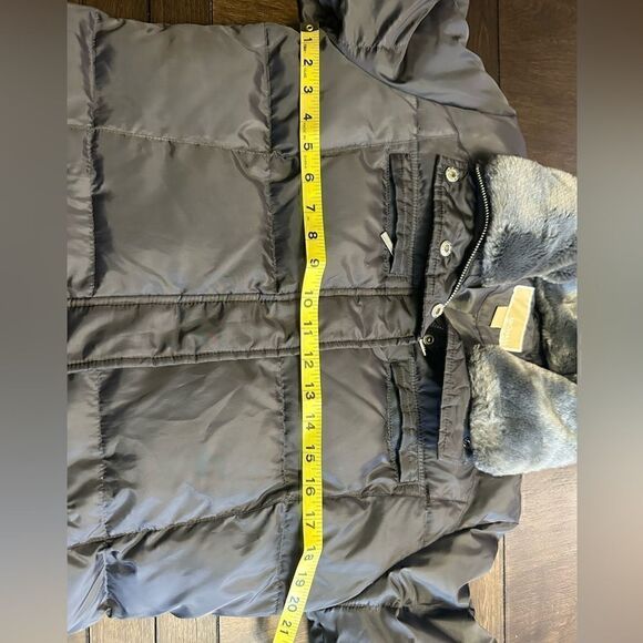 Michael Kors Women’s Medium Gray Puffer Parka with Faux Fur Collar - Picture 7 of 7